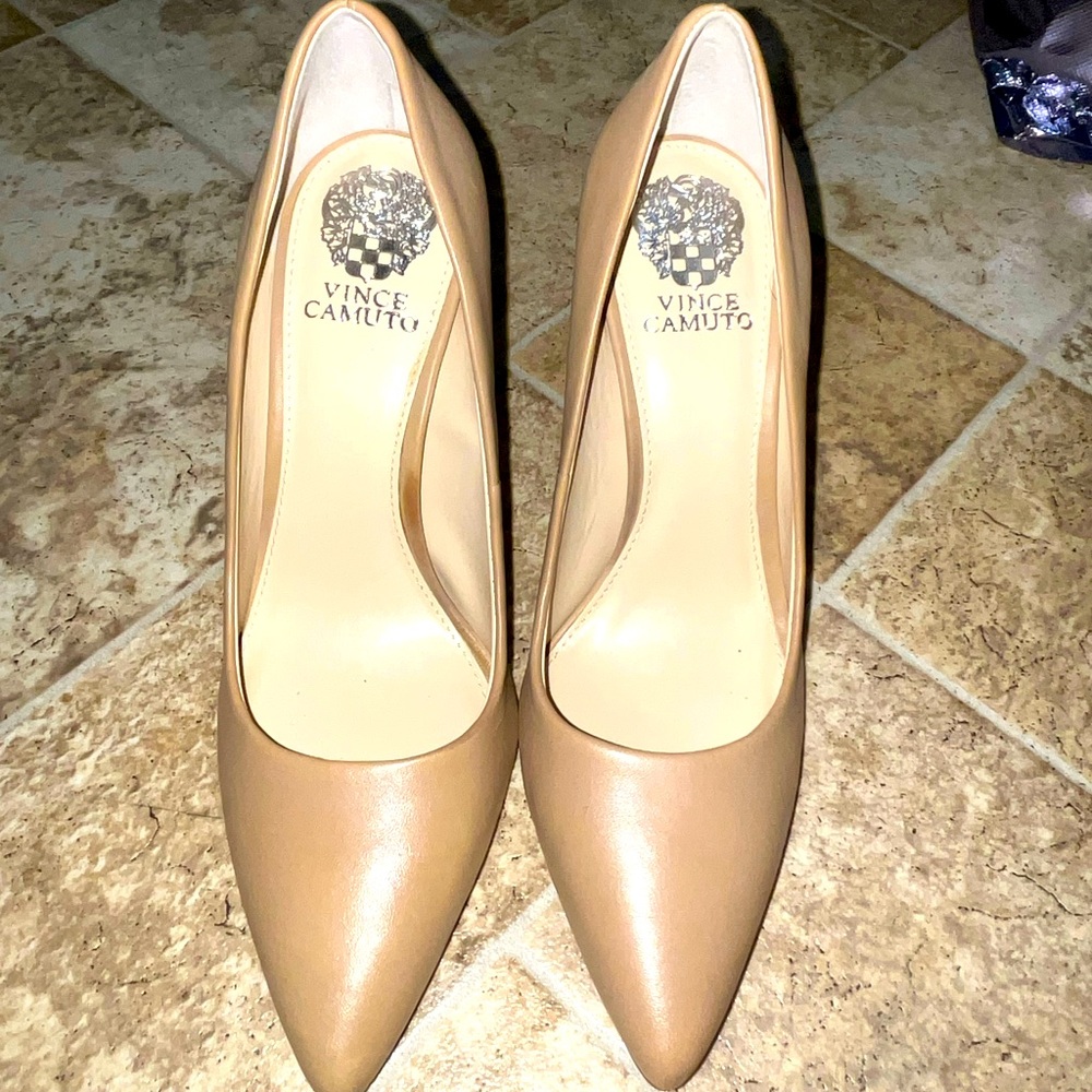 Vince Camuto nude pumps size 8 1/2
